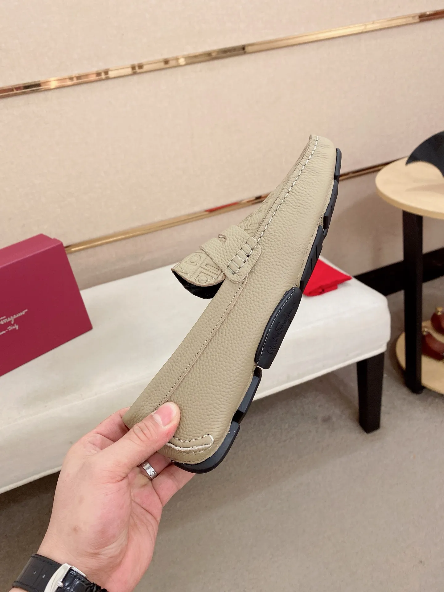 Men's shoes💰: 560💰High-end quality! Ferragamo🆕🆕Exclusive hot-selling products in stock🔥🔥New products on the shelves, high-quality Ferragamo men's pea shoes, high-end casual driving shoes, with complete packaging! 💪 💪 Material: imported first-layer pebbled cowhide 🐂 + imported high-quality water-dyed cowhide lining + wear-resistant outsole 👍🏻👍🏻 Features: high-end and comfortable, purely handmade 🚀 🚀 Create the perfect shoe that suits you best 🔥 🔥 Size: (38-44) 45 standard size can be customized!